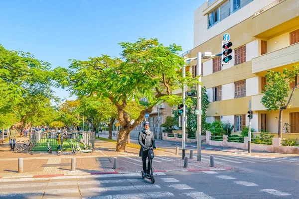 Tel Aviv Israel 12月 2019 イスラエルのテルアビブ市内の有名なロトシルト歩行者天国の通りを横断する電動スケートボードを持つ男 — ストック写真