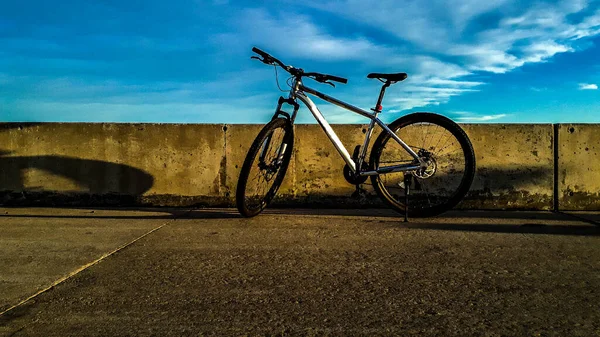 Mountainbike Parkerad Vid Strandpromenaden Montevideo Uruguay — Stockfoto