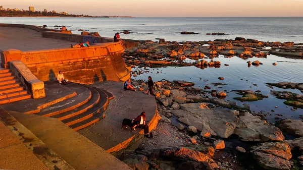 Montevideo Uruguai Setembro 2020 Pessoas Esplanada Beira Mar Hora Ouro — Fotografia de Stock