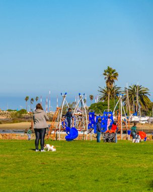 MONTEVIDEO, URUGUAY, EYLÜL 2020 - Rıhtım parkında güneşli bir gün, Montevideo şehri, uruguay