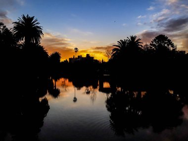 Göl ve ağaçlar siluet günbatımı sahnesi Rodo Park, Montevideo, uruguay
