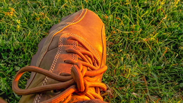 Hoge Hoek Persoon Schoenen Groen Gras Gouden Uur Tijd — Stockfoto