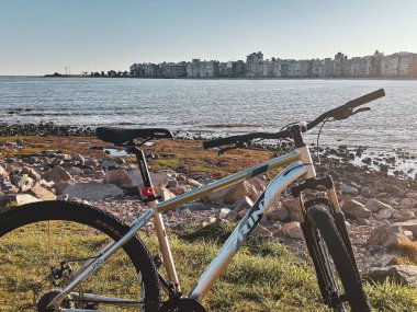 MONTEVIDEO, URUGUAY, EYLÜL - 2020 - Rocky Coast, Montevideo, uruguay 'a park etmiş dağ bisikleti