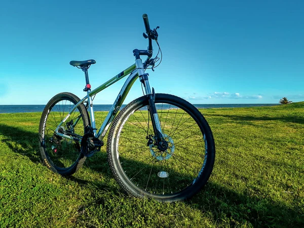 Montevideo Uruguay September 2020 Mountainbike Cykel Parkerad Vid Vattnet Park — Stockfoto