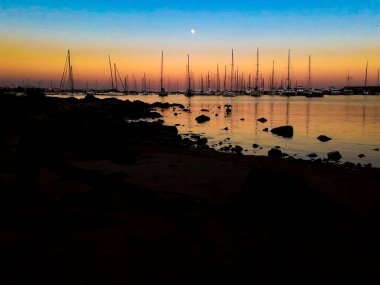 Montevideo City, Uruguay 'daki Buceo Mahallesi' nde gün batımı sahnesi