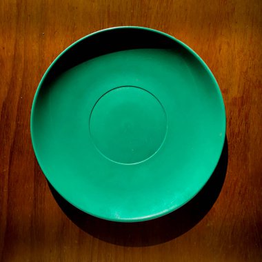 Üst görüntü boş yeşil küçük tabak ahşap masa üzerinde çekim