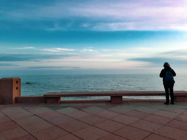 Vista Posterior Mujer Adulta Sola Mirando Mar Paseo Marítimo Montevideo —  Fotos de Stock