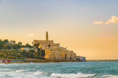 Eski Jaffa şehrinde güneşli bir gün sahnesi, İsrail