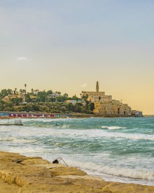 Eski Jaffa şehrinde güneşli bir gün sahnesi, İsrail