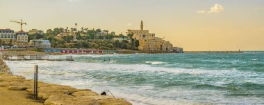 Eski Jaffa şehrinde güneşli bir gün sahnesi, İsrail