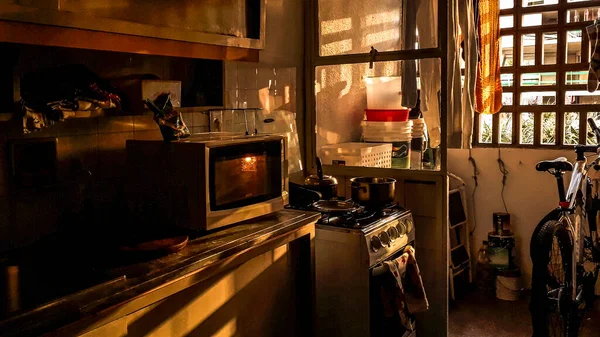 下午的室内场景在空荡荡的厨房 — 图库照片
