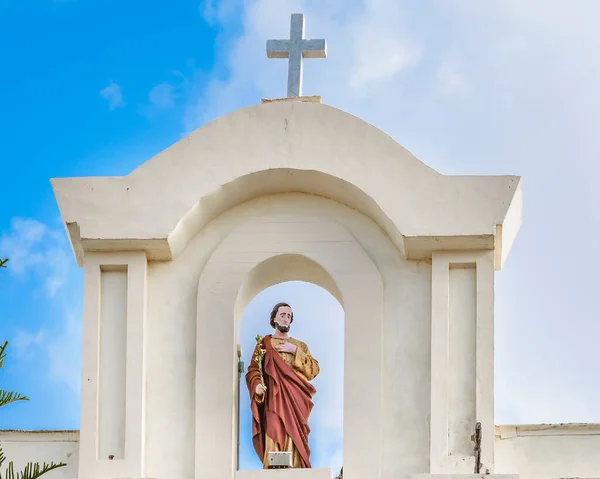 以色列贾法白色教堂顶上的耶稣雕塑 — 图库照片