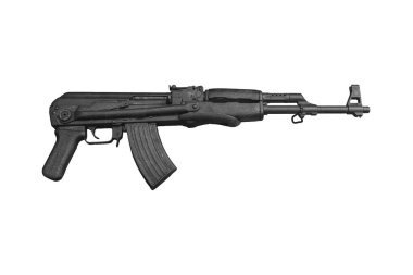 Ünlü Ak-47 silahı beyaz arkaplanda izole edilmiş.