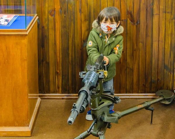 Montevideo Uruguai Outubro 2020 Menino Brincando Com Metralhadora Museu Militar — Fotografia de Stock