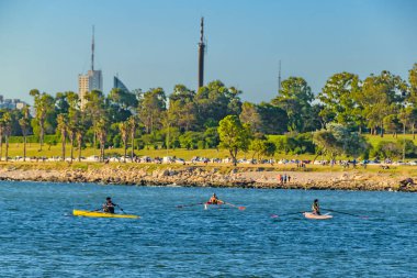 MONTEVIDEO, URUGUAY, Aralık 2020 - Nehir plakası kıyısı yakınında kürek çeken kişi, Montevideo şehri, uruguay