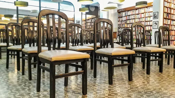 Πολλές Άδειες Καρέκλες Μεγάλο Βιβλιοπωλείο Στο Μοντεβίδεο Της Πόλης Uruguay — Φωτογραφία Αρχείου