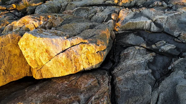 Nahaufnahme Aufgenommen Große Felsen Strand Küste Hintergrund — Stockfoto