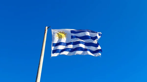 Bandeira Uruguaia Voando Sobre Fundo Céu Azul Limpo — Fotografia de Stock