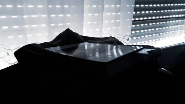 Zarezerwuj Nad Krzesłem Pobliżu Okna Wnętrza Sypialni Ciemna Scena — Zdjęcie stockowe