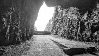 Mağarada terk edilmiş bir bar, Las grutas plajı, punta ballena, uruguay