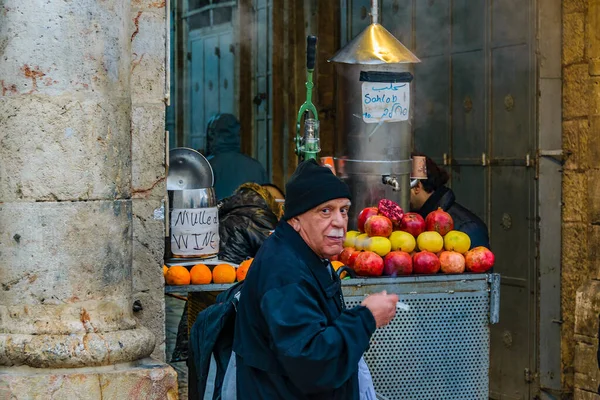 Jerusalem Israel Grudzień 2019 Starszy Mężczyzna Oglądający Kamerę Przechodząc Obok — Zdjęcie stockowe