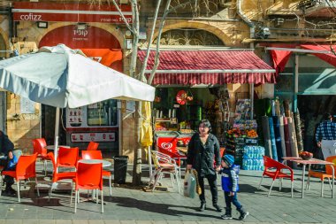 JERUSALEM, ISRAEL, ARALIK - 2019 - Kudüs 'teki açık hava barında.