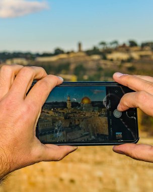 Eski Kudüs 'teki tapınak dağının fotoğraflarını çeken kişi., 