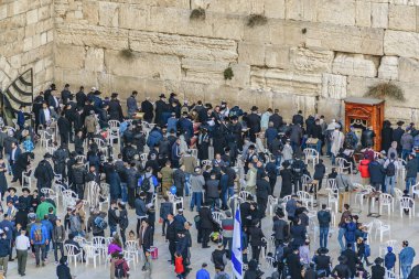 JERUSALEM, ISRAEL, Aralık 2019 - Gökyüzü manzaralı kalabalık ünlü ağlama duvarı, eski Kudüs şehri 