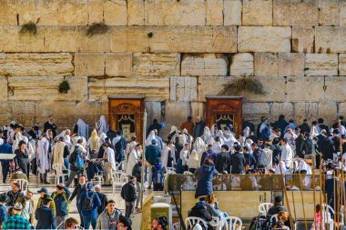 JERUSALEM, ISRAEL, Aralık 2019 - Gökyüzü manzaralı kalabalık ünlü ağlama duvarı, eski Kudüs şehri 