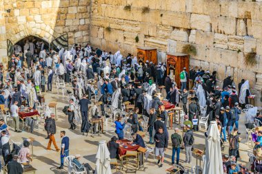 JERUSALEM, ISRAEL, Aralık 2019 - Gökyüzü manzaralı kalabalık ünlü ağlama duvarı, eski Kudüs şehri 