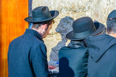 JERUSALEM, ISRAEL, ARALIK - 2019 - Eski Kudüs şehrinin ünlü ağlama duvarında dua eden adamlar 