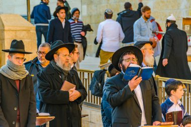 JERUSALEM, ISRAEL, ARALIK - 2019 - Eski Kudüs şehrinin ünlü ağlama duvarında dua eden adamlar 
