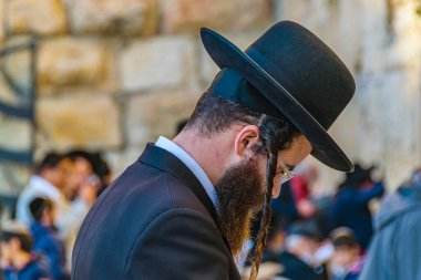 JERUSALEM, ISRAEL, ARALIK - 2019 - Eski Kudüs şehrinin ünlü ağlama duvarında dua eden adamlar 