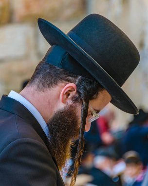 JERUSALEM, ISRAEL, ARALIK - 2019 - Eski Kudüs şehrinin ünlü ağlama duvarında dua eden adamlar 