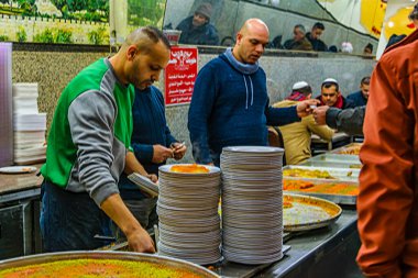 JERUSALEM, ISRAEL, ARALIK - 2019 - Yemek servisi yapan adamlar, Kudüs 'ün eski şehri
