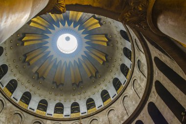 Kutsal mezarlık kilisesinin karanlık iç mekanı, eski Kudüs şehri.