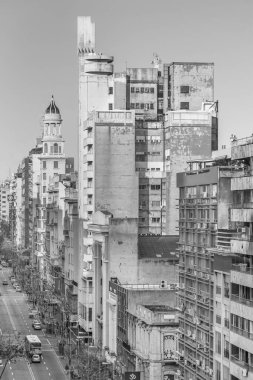 MONTEVIDEO, URUGUAY, AUGust - 2015 - Eklektik stil mimarisinin perspektif hava görüntüsü ve Güney Amerika 'nın başkenti Uruguay' ın 18 de julio caddesi