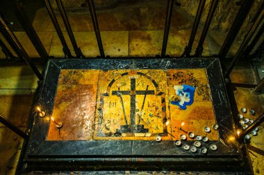 Kutsal mezarlık kilisesinin iç sahnesi, eski Kudüs şehri.