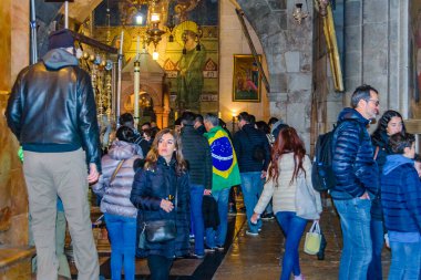 JERUSALEM, ISRAEL, Aralık 2019 - Kutsal Mezar Kilisesi 'nin iç mekanı, eski Kudüs Şehri