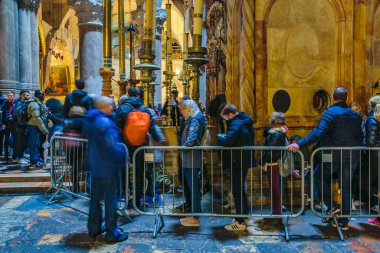 JERUSALEM, ISRAEL, ARALIK - 2019 - İnsanlar kutsal mezara girmek için bekliyorlar, eski Kudüs şehrine