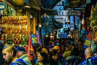JERUSALEM, ISRAEL, ARALIK - 2019 Eski Kudüs şehrinde kalabalık ticari cadde, 