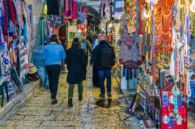 JERUSALEM, ISRAEL, ARALIK - 2019 Eski Kudüs şehrinde kalabalık ticari cadde, 