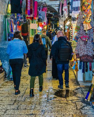 JERUSALEM, ISRAEL, ARALIK - 2019 Eski Kudüs şehrinde kalabalık ticari cadde, 