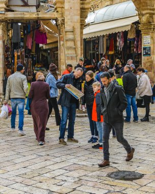 JERUSALEM, ISRAEL, ARALIK - 2019 Eski Kudüs şehrinde kalabalık ticari cadde, 