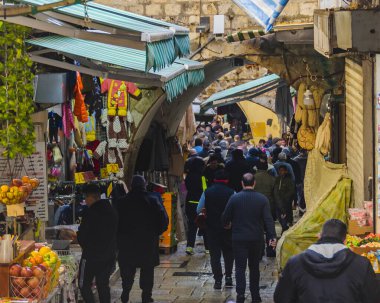 JERUSALEM, ISRAEL, ARALIK - 2019 Eski Kudüs şehrinde kalabalık ticari cadde, 