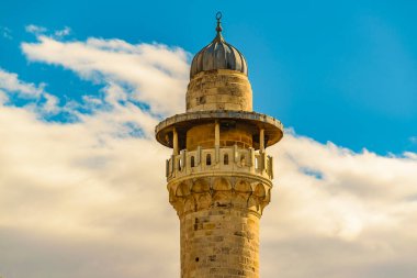 Bulutlu mavi gökyüzü arkaplanı üzerinde cami minaresi, Kudüs