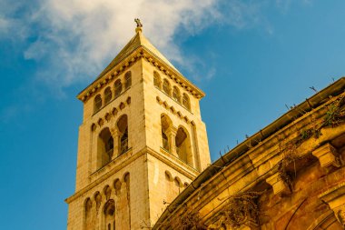 Düşük açılı kilise kulesi, eski Kudüs şehri.