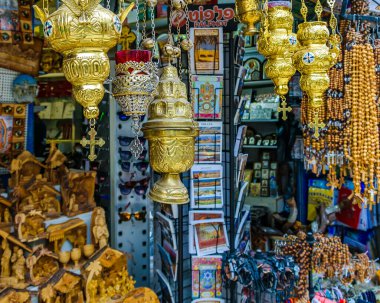 Eski Kudüs 'teki sokak marketinden hediyelik eşya al.