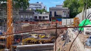 MONTEVIDEO, URUGUAY, Kasım 2020 - İnşaat alanında şehir günü sahnesi, Montevideo, uruguay