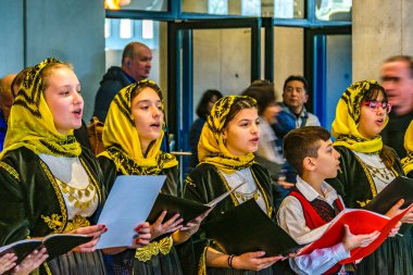 ATENS, GREECE, ARALIK - 2019 - Akropolis Müzesinde geleneksel Yunan müziği söyleyen genç kadınlar